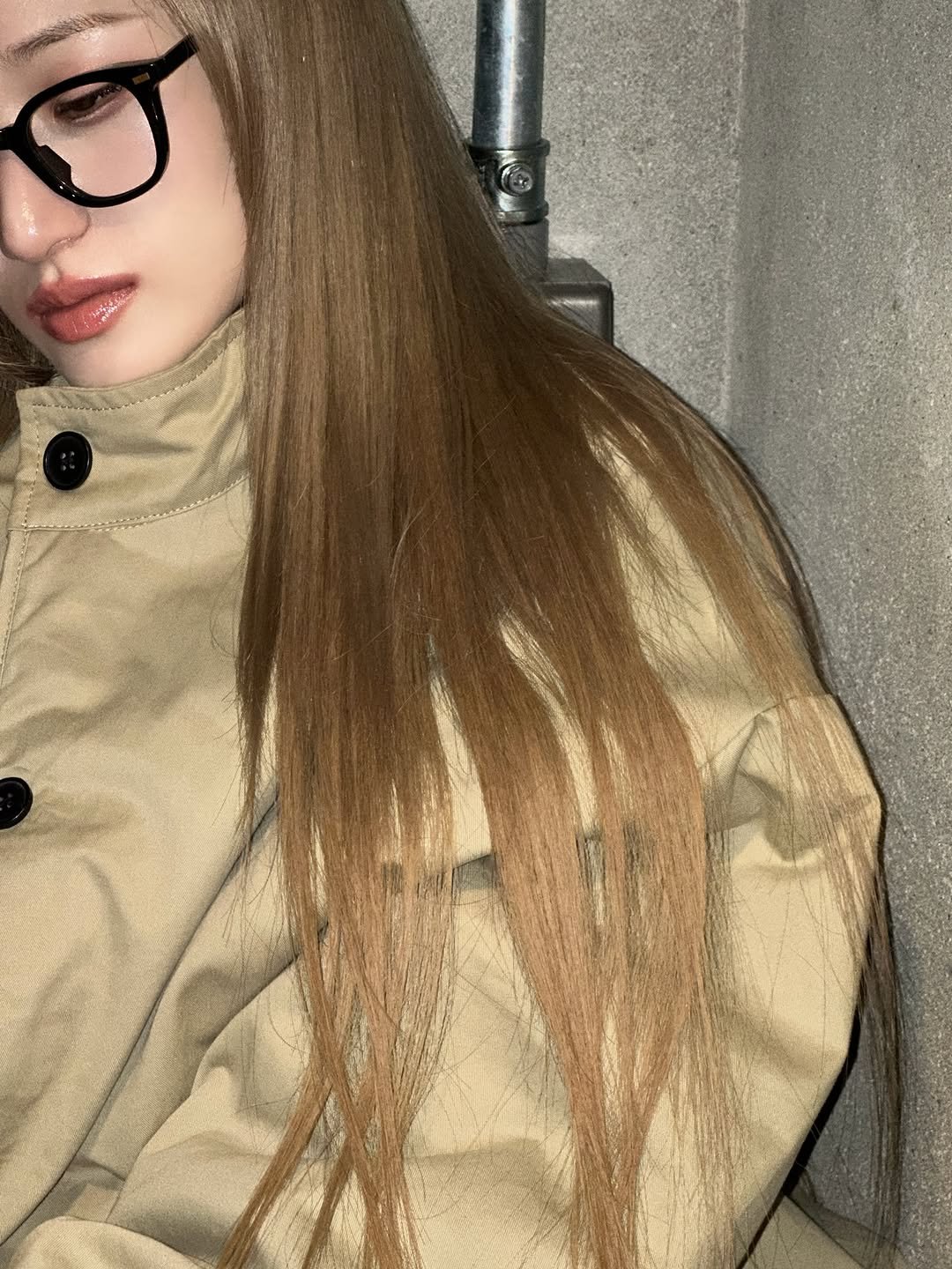 Photo by 홍대미용실 미뉴잇 미유 /홍대탈색 /백금발/애쉬베이지/블랙빼기/복구탈색/뿌리탈색 on April 06, 2026. May be an image of one or more people, hair, duffle coat, overcoat, eyeglasses, turtleneck, parka, jacket and text.