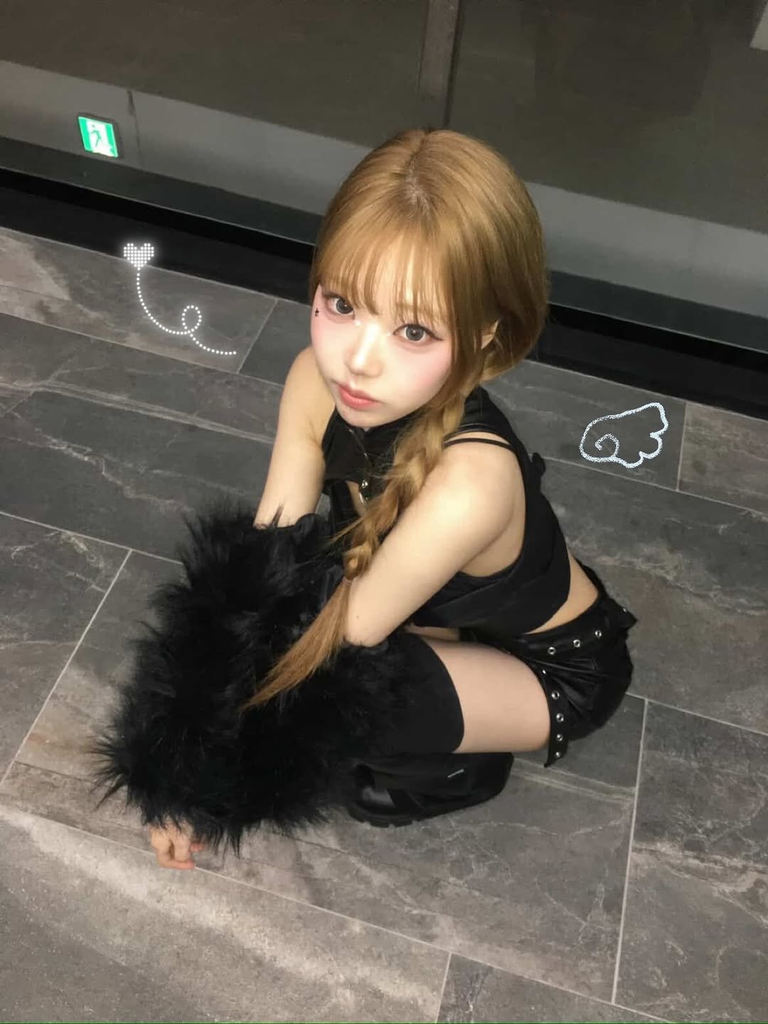 Photo by 수험생이벤트 홍대미용실 미뉴잇 미유 /홍대탈색 /백금발/애쉬베이지/블랙빼기/복구탈색/뿌리탈색 on December 18, 2025. May be an image of ‎one or more people, hair, costume and ‎text that says '‎ነ! ما‎'‎‎.