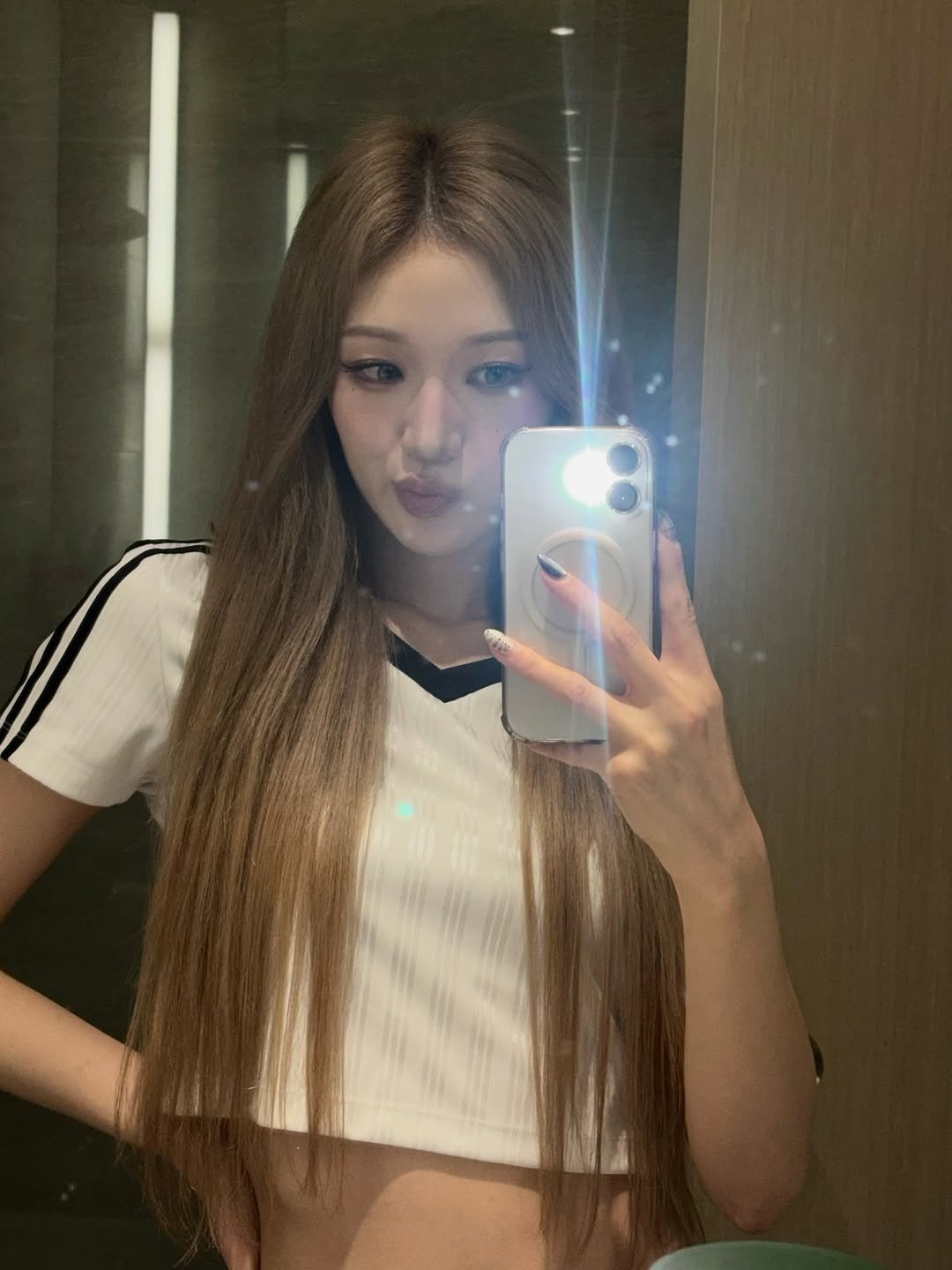 Photo by 홍대미용실 미뉴잇 미유 /홍대탈색 /백금발/애쉬베이지/블랙빼기/복구탈색/뿌리탈색 on March 18, 2026. May be a selfie of one or more people, long hair, phone, top, mirror and text.