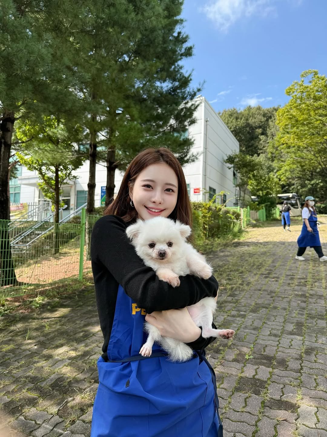 Photo by 김민영🌸아옳이 on October 04, 2025. May be an image of 3 people, Maltese, Pekinese, outdoors and text.