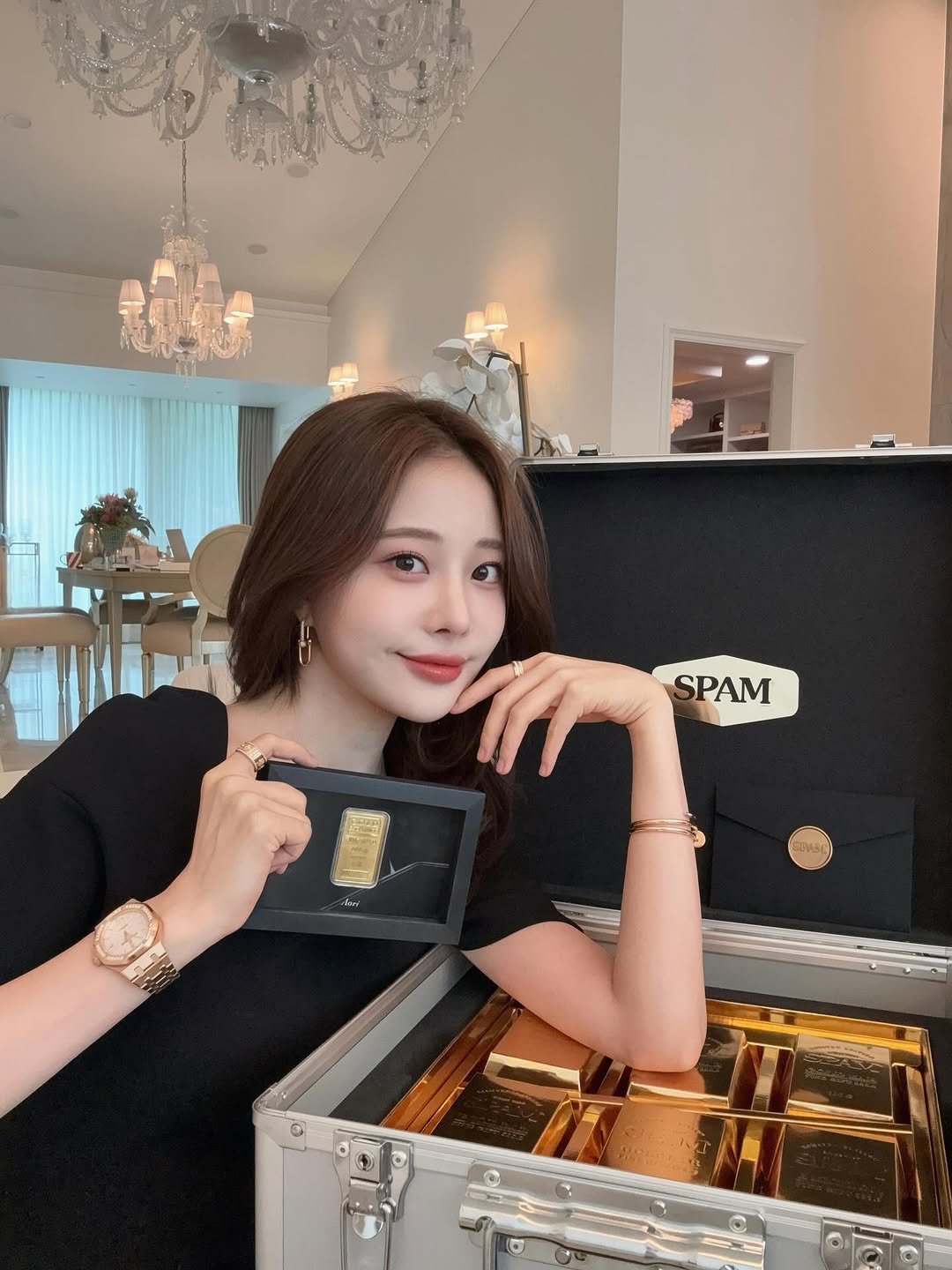 Photo by 김민영🌸아옳이 on September 10, 2025. May be an image of 1 person, jewelry, fragrance and text.