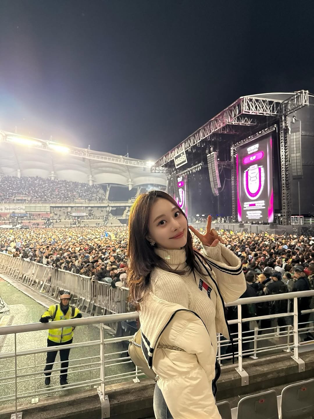 Photo by 김민영🌸아옳이 on October 23, 2025. May be an image of top, concert and text.