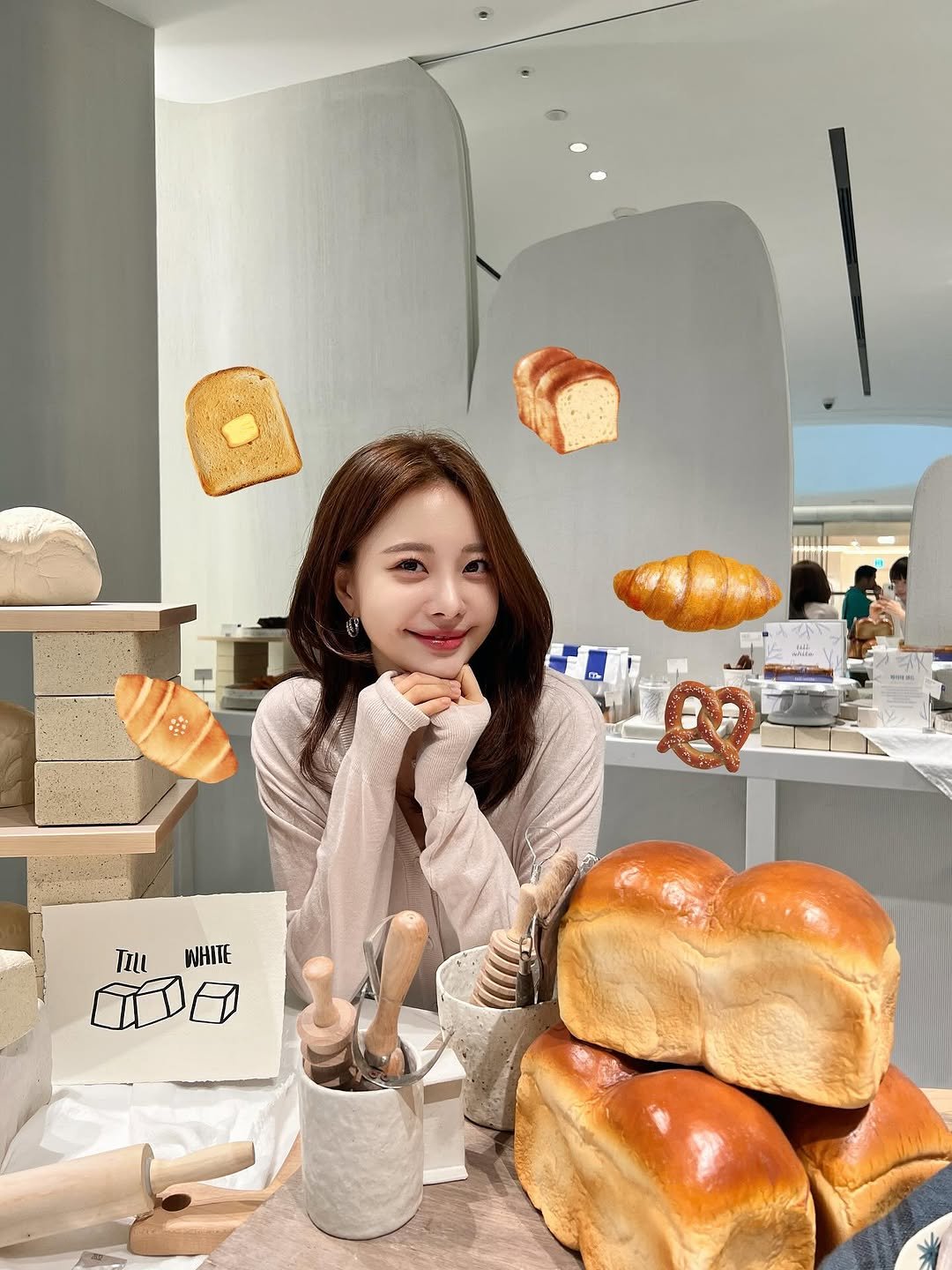 Photo by 김민영🌸아옳이 on September 12, 2025. May be an image of 4 people, baguette, toast and text.
