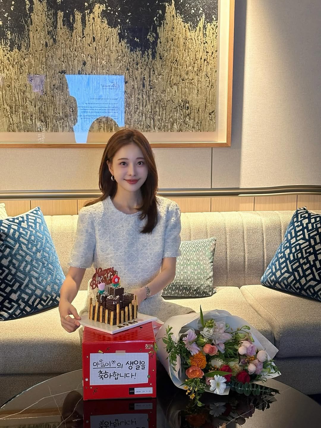 Photo by 김민영🌸아옳이 on September 21, 2025. May be an image of 1 person, cake, candle and text that says 'না 安 아들이의 아올이의생일을 의 생일을 아들 축하합니다! --312'.