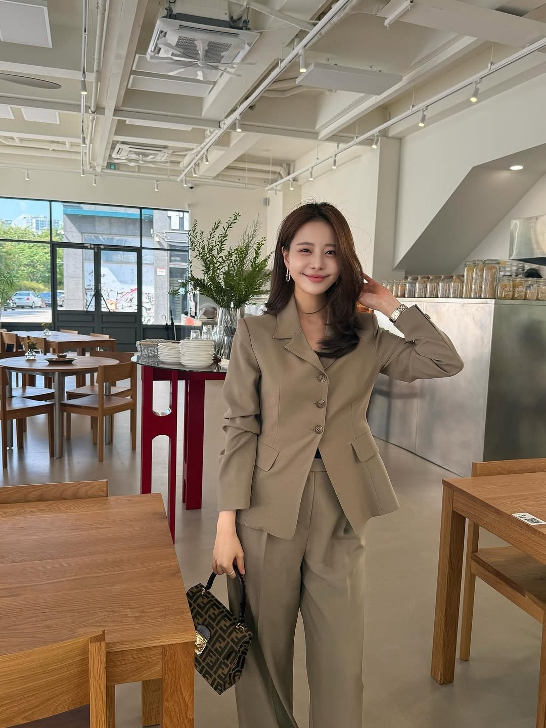Photo by 김민영🌸아옳이 on September 11, 2025. May be an image of 1 person, suit, blazer, coat and text.