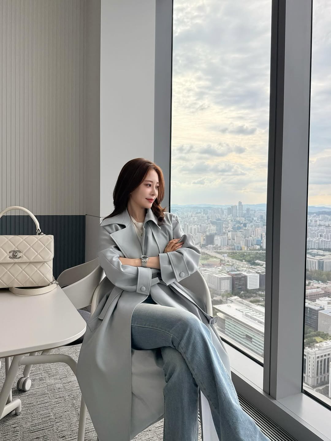 Photo by 김민영🌸아옳이 on September 20, 2025. May be an image of 1 person, overcoat, suit, blazer and text.