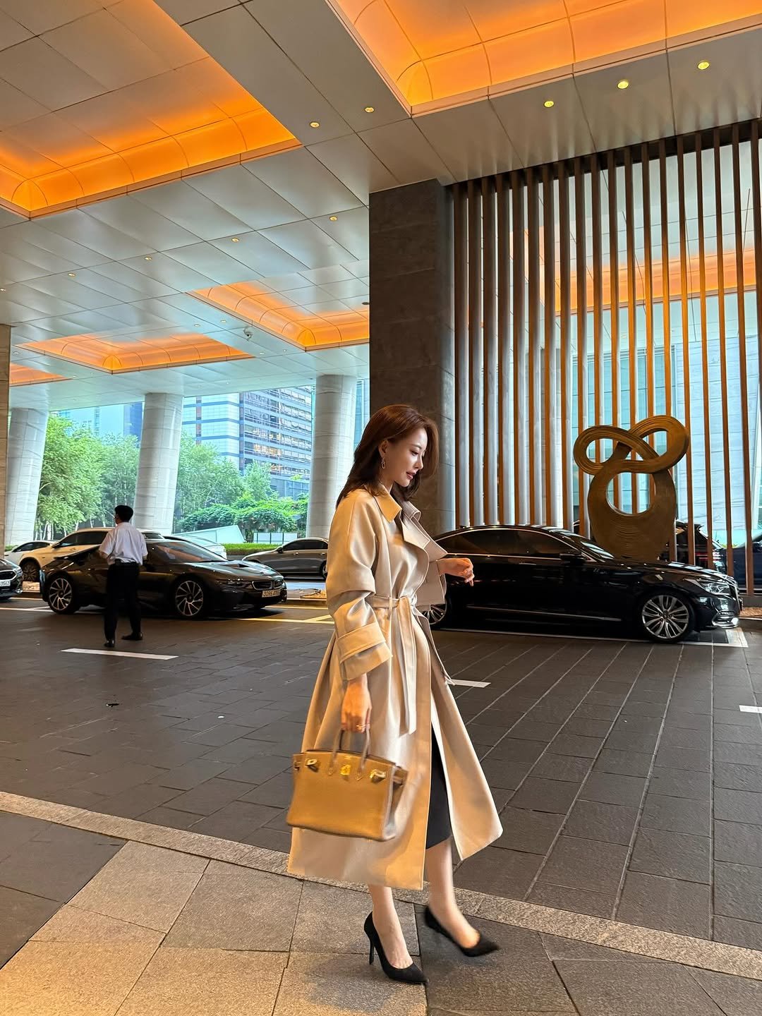 Photo by 김민영🌸아옳이 on September 14, 2025. May be an image of 2 people, overcoat, suit and text.
