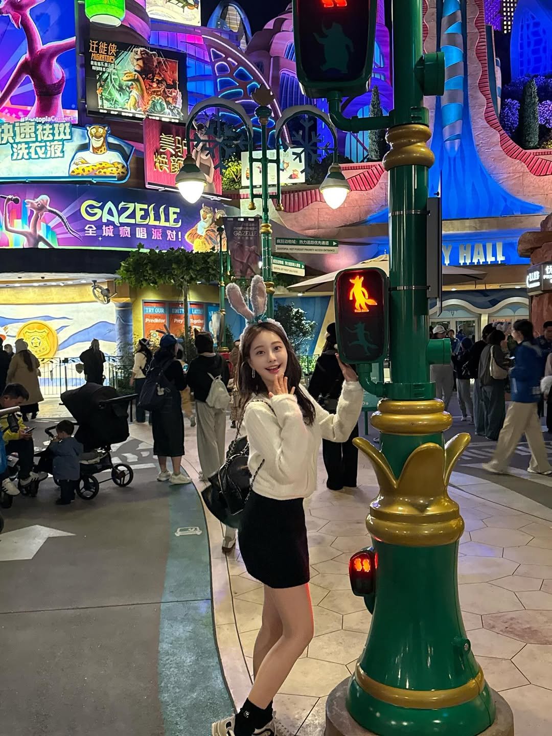 Photo by 김민영🌸아옳이 on December 03, 2025. May be an image of the Welcome to Fabulous Las Vegas sign, Times Square and text.