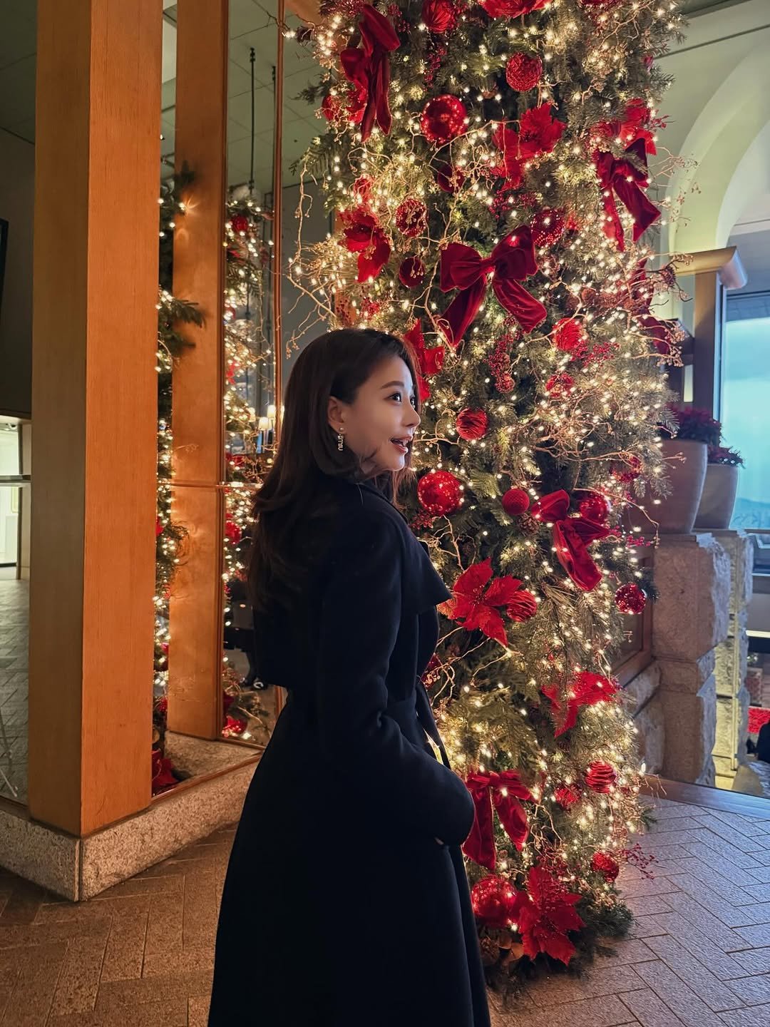 Photo by 김민영🌸아옳이 on December 07, 2025. May be an image of christmas tree, tinsel and text.