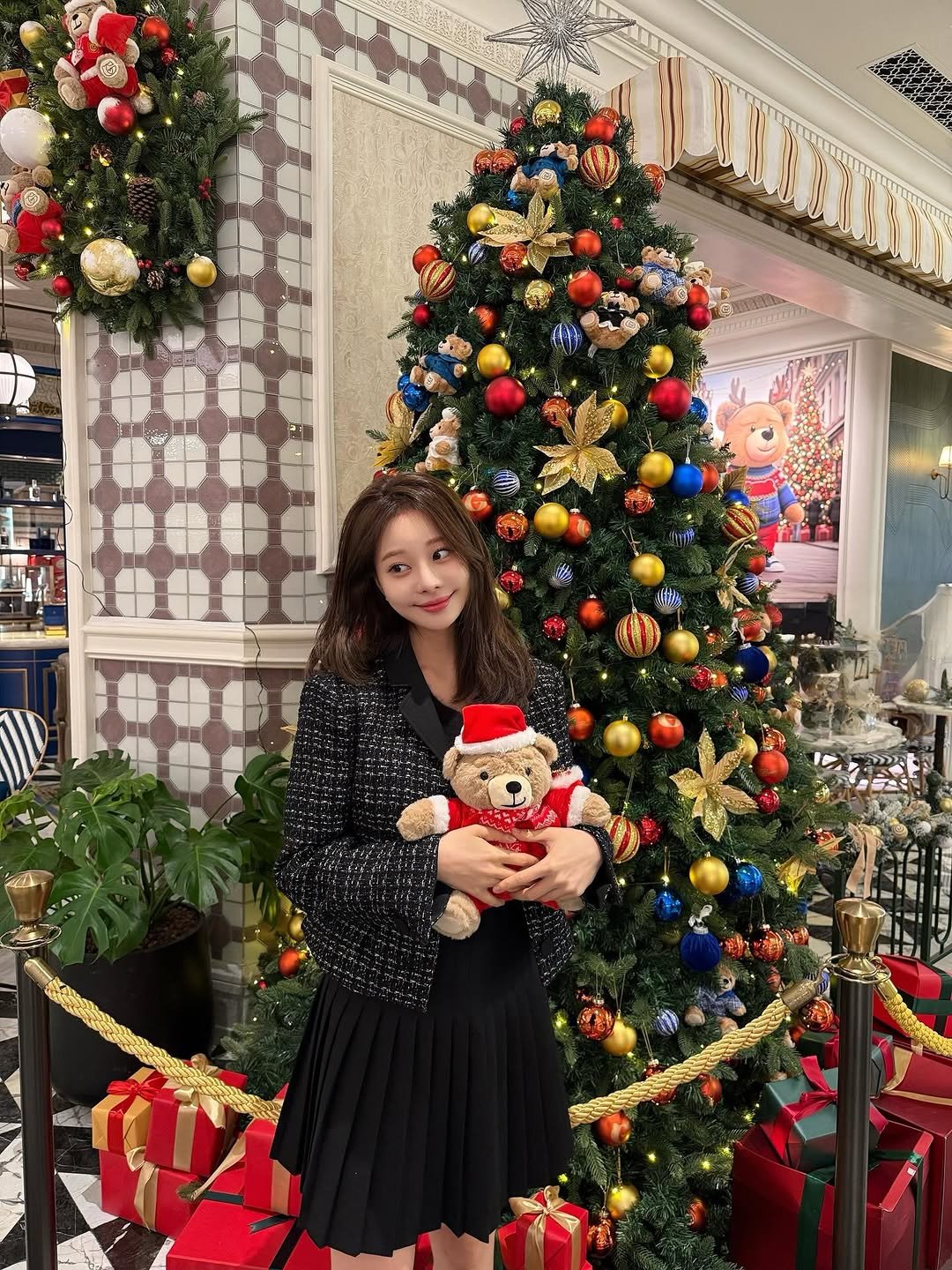 Photo by 김민영🌸아옳이 on December 24, 2025. May be an image of bear, christmas tree, tinsel and text.