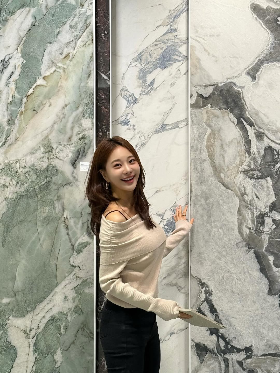 Photo shared by 김민영🌸아옳이 on October 17, 2025 tagging @bishop_ceramics. May be an image of text.