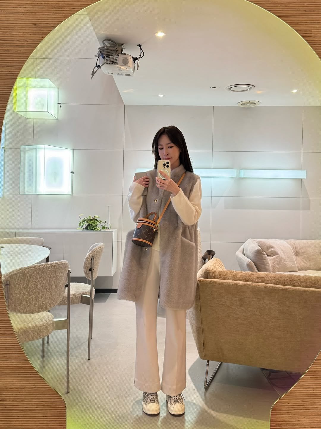 Photo by 미라클위 | 교육 | 육아일기 | 꿀템소개 on December 20, 2025. May be an image of duffle coat, overcoat, parka, mirror, cornflower and text.