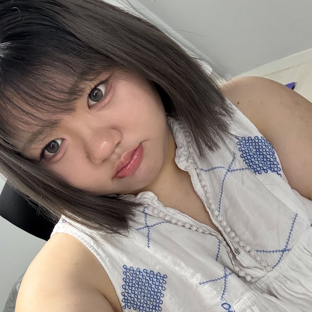 Photo by 미레이☁️🍓 on September 12, 2025. May be a selfie of one or more people and bangs.