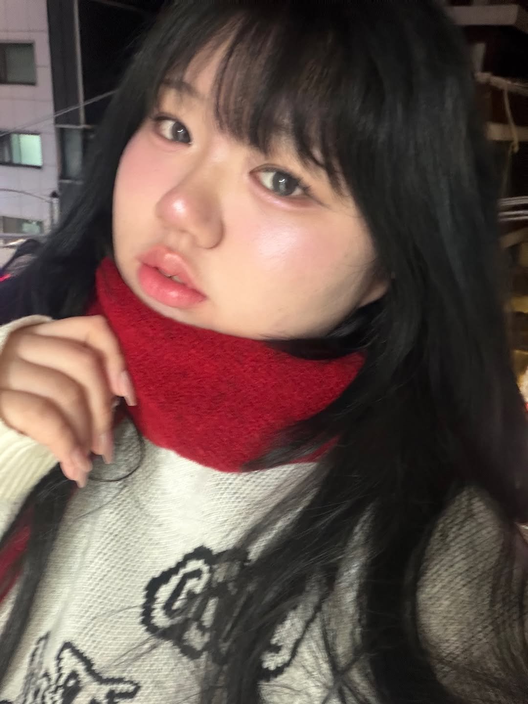 Photo by 미레이☁️🍓 on December 04, 2025. May be a selfie of one or more people, bangs, makeup, lipstick, eyeliner, duffle coat, sweater, turtleneck and text.