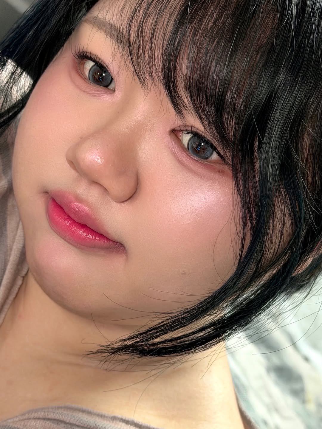 Photo by 미레이☁️🍓 on November 28, 2025. May be a closeup of one or more people, hair, eyeliner, makeup and text.