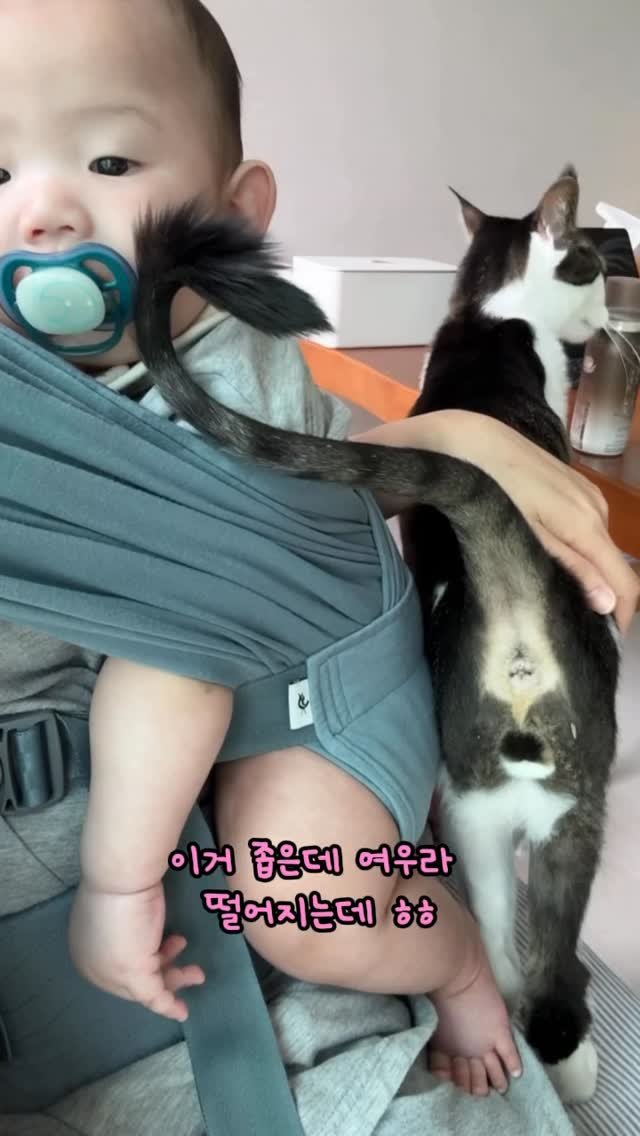 miru_yeoul 게시물 이미지: 온결이 이앓이 시작 너무 울어서 안아 달래다 지쳐 앉았는데여울이 그틈을 파고들고...