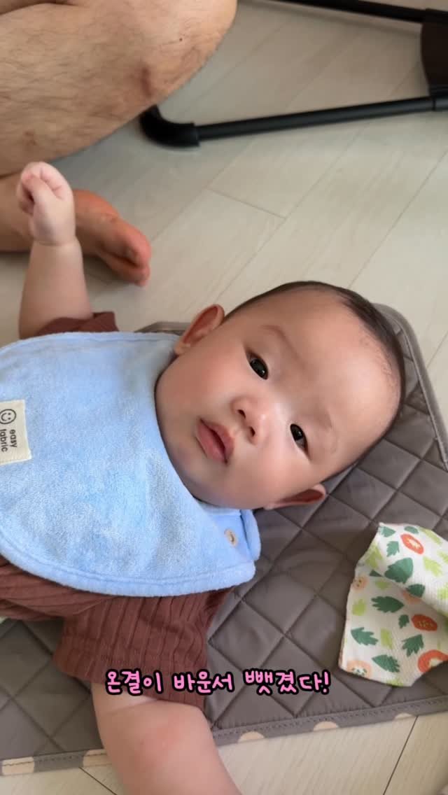 miru_yeoul 게시물 이미지: 온가족 거실모임.. 매트 깔아야 하는데…. 온결이가 바운서에서 이쁨 받으니 여울이도...