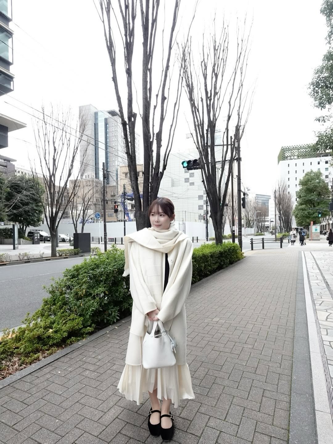 Photo by miru🕊 미루/小咪 on December 27, 2025. May be an image of overcoat, duffle coat, scarf, sarong, cloak, poncho, parka, white lily, Tokyo Tower and text.