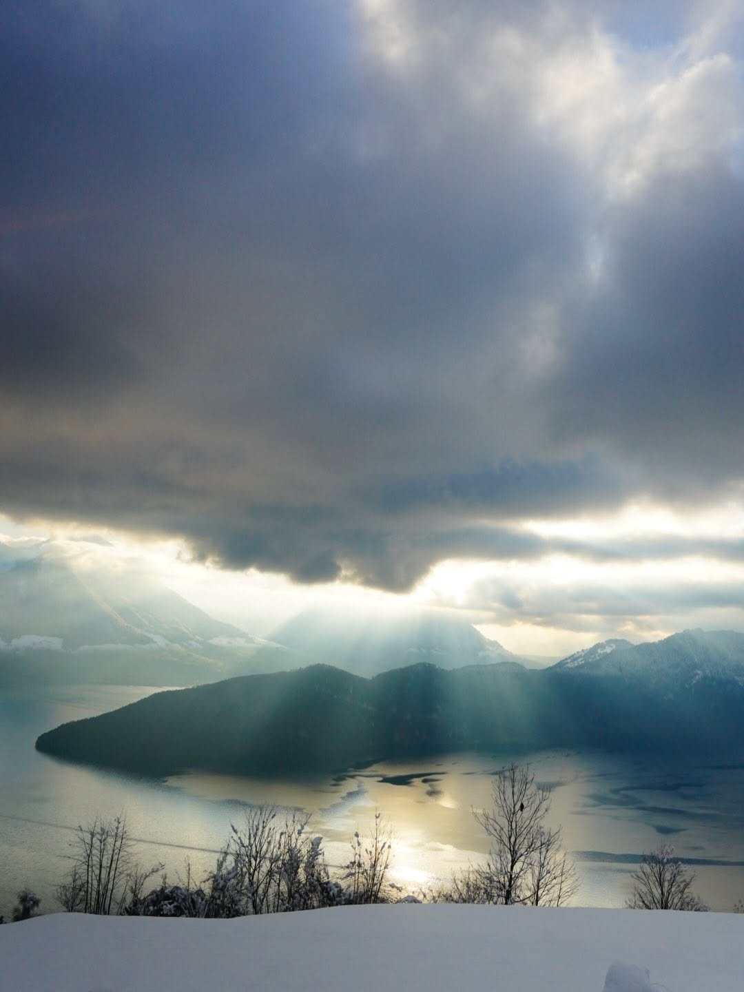 Photo by miru🕊 미루/小咪 on November 29, 2025. May be an image of twilight, lake, nature, mountain, arctic and ski slope.