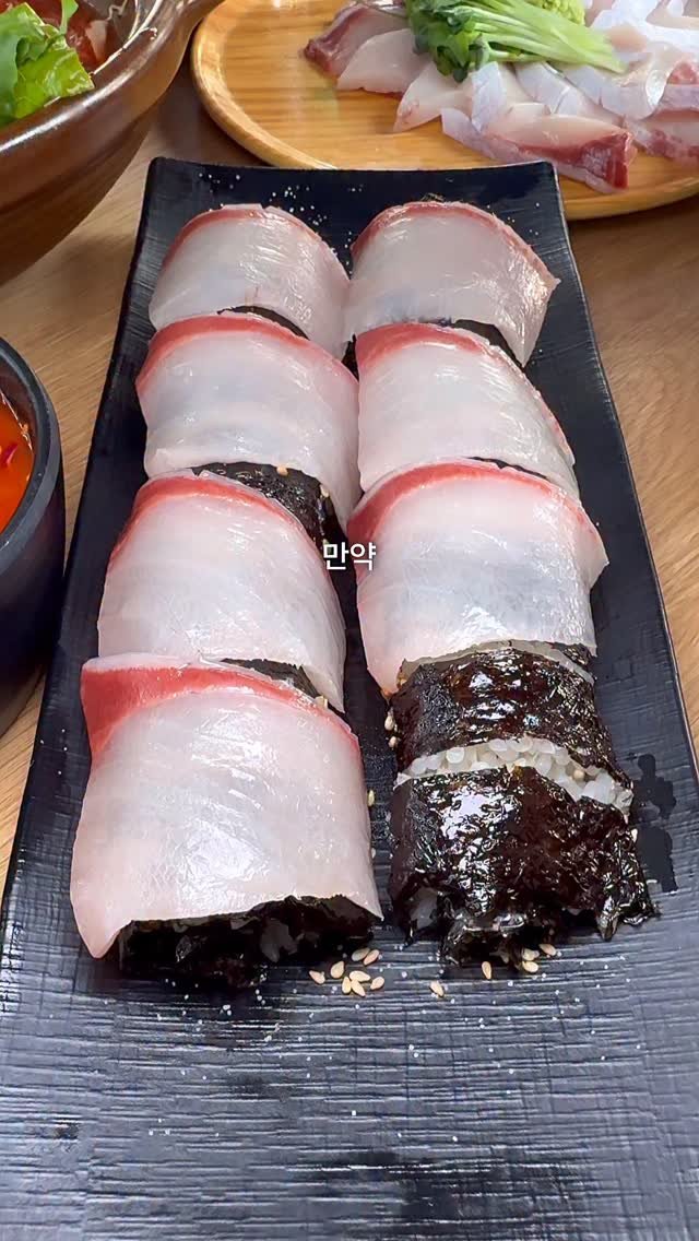 misikmann 게시물 이미지: ㅘ.. 대방어+소금김밥..? 이 조합 대박인데요?
올 겨울 필수 먹킷;; 방어 첫...