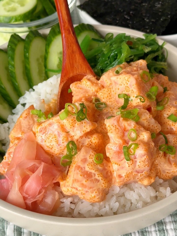 misojenkitchen 게시물 이미지: creamyyyy salmon sashimi with masago 🍣

this...
