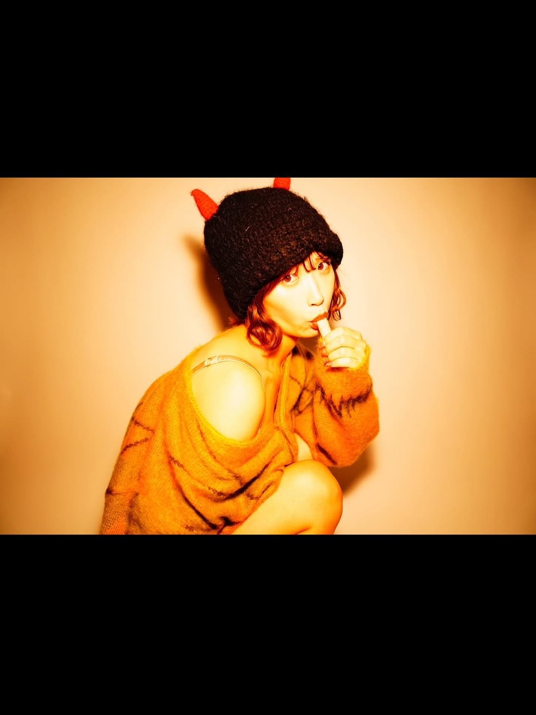 Photo by 美園和花 misono waka on January 15, 2026. May be pop art of one or more people, bangs, hat, sweater, beret, knit, headscarf, face mask and text.