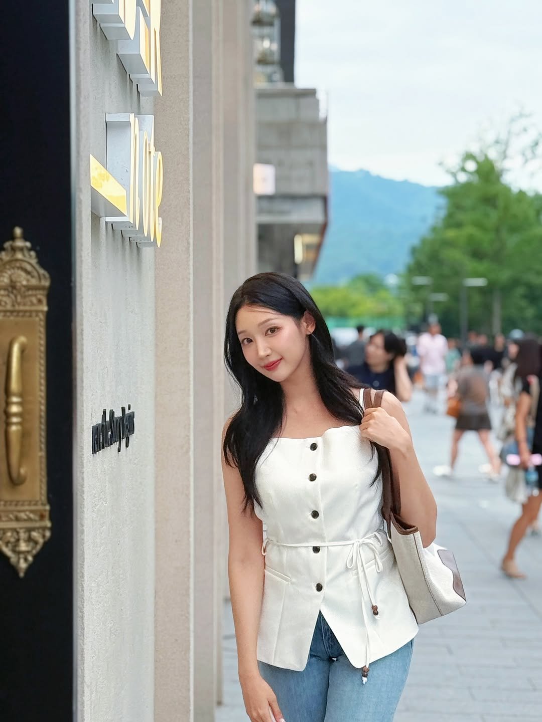 Photo by 미소지오misozio on August 10, 2025. May be an image of 3 people, overskirt, blazer and text.