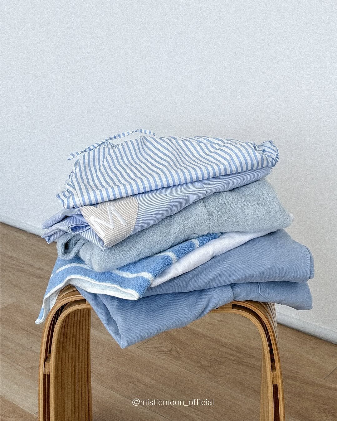 Photo by Mistic Moon (미스틱문) on November 17, 2025. May be an image of towel, towel rack, blanket, bathmat and text.