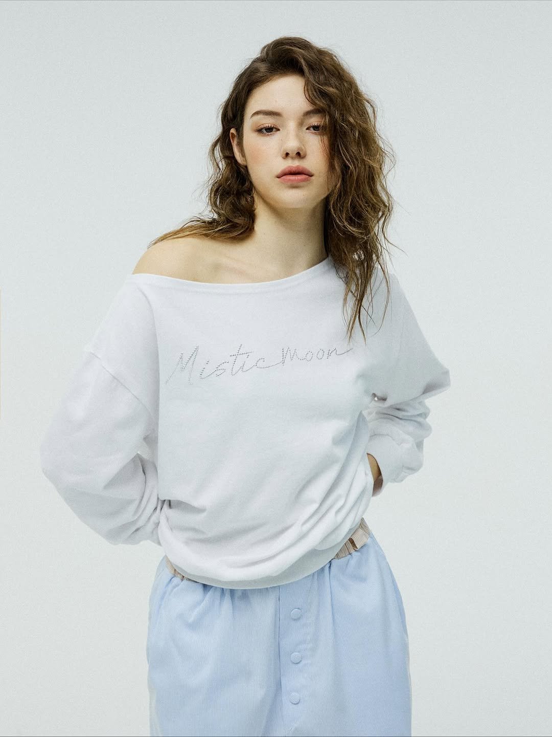 Photo by Mistic Moon (미스틱문) on September 23, 2025. May be an image of 1 person, sleepwear, sweatpants, sweater, drawstring, top, sweatshirt and text.