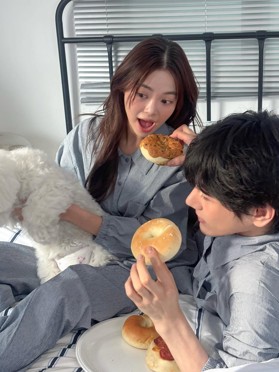 Photo by Mistic Moon (미스틱문) on January 07, 2026. May be an image of one or more people, hair, bagel and text.