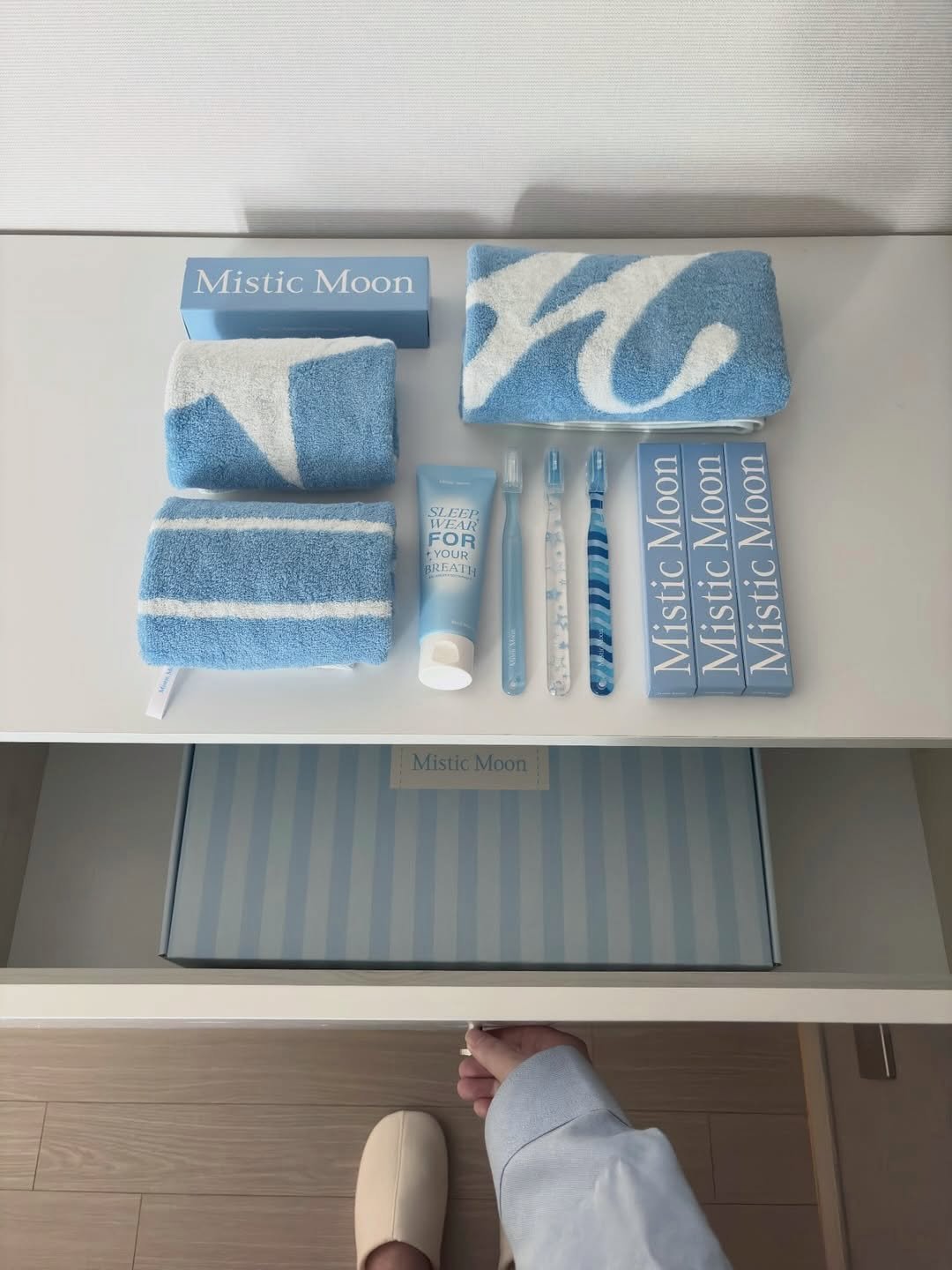 misticmoon_official 게시물 이미지: bath time, but make it blue ☁️
평범한 욕실도 무드가 되도록.