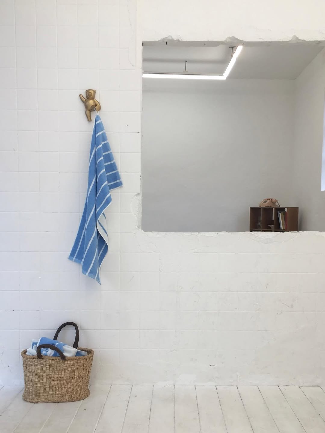 Photo by Mistic Moon (미스틱문) on April 06, 2026. May be an image of towel, sink, towel rack, bathmat, indoors and text.