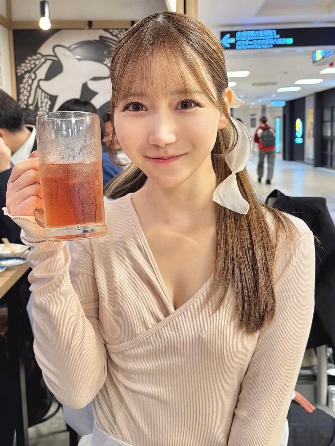 Photo by 三田　真鈴　Marin Mita on April 16, 2026. May be an image of one or more people, hair, beer and text.