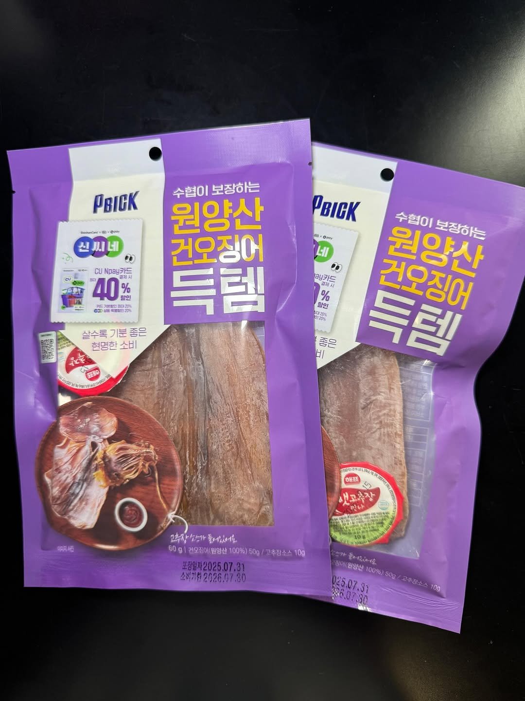 Photo by 전국 맛집 | 카페 | 여행 | 핫플 소개 on August 14, 2025. May be an image of ‎anchovies, petfood, seaweed and ‎text that says '‎PBICK 수협이 수협이보장하는 보장하는 원양산 건오징어 신시네 NE CU UNDB(카드 40 % オズ味電. PBICK 수협이 수협이보장하는 보장하는 -Cny Lil D 원양산 3카드 건오징어 살수목 살수록기분좋은 기분종 좋은 현명한 소비 % 할인 SA 税购 품은 비 创 草起 생고추장 고추자 교추자소 고자소들어니어요 소가 أمل_ال 60gl 건오정에 건오징어(환양산 원양산1 100%) 50g/ 고추짐소스 0g 포강일작2025.07.31 소비기업2026.07.30 미(방양산 100%6)50g 50g/ 고추장소스 100‎'‎‎.