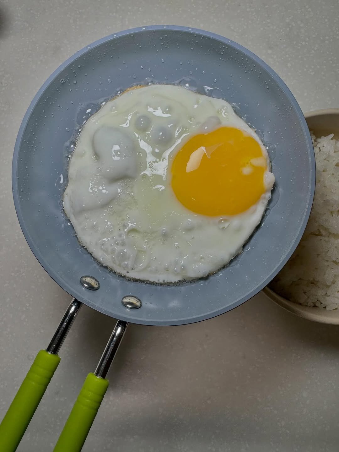 Photo by 전국 맛집 | 카페 | 여행 | 핫플 소개 on August 09, 2025. May be an image of poached egg, egg yolk, saucepan, spatula and text.
