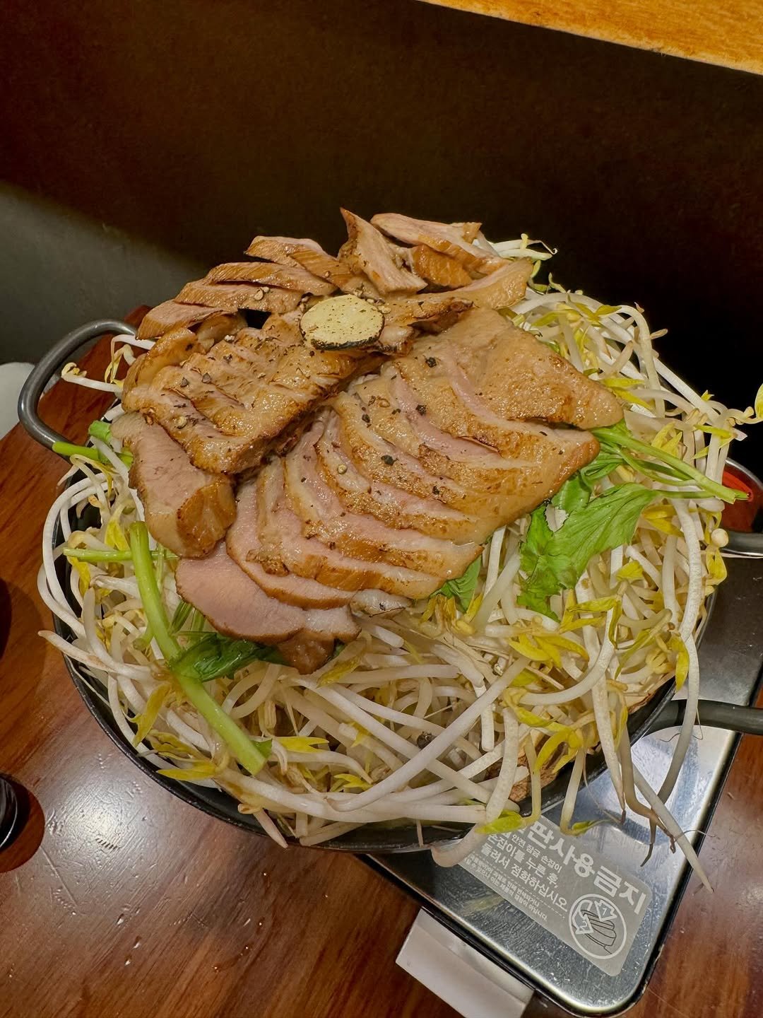 Photo by 전국 맛집 | 카페 | 여행 | 핫플 소개 on August 05, 2025. May be an image of ramen, noodles, pork and text.