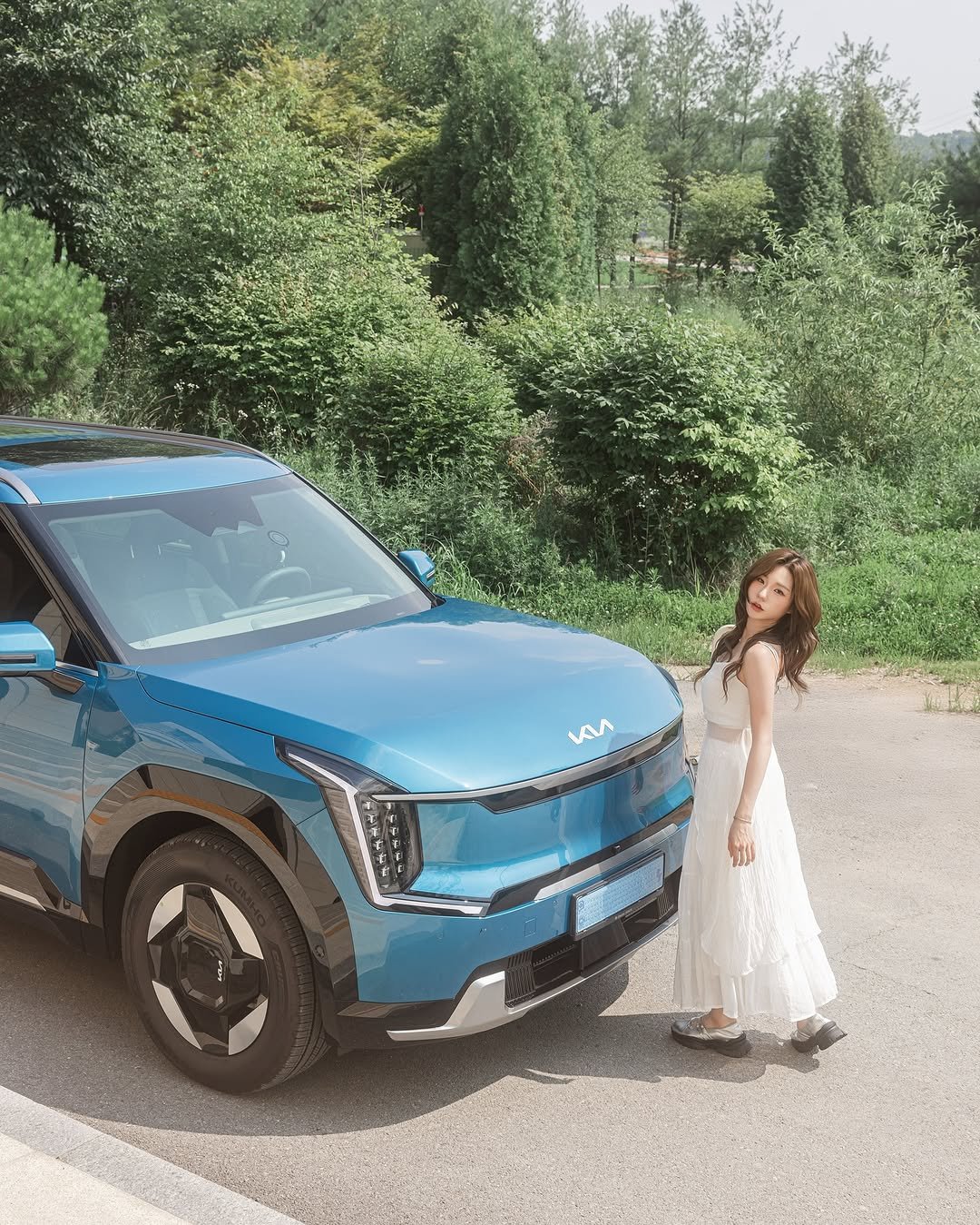Photo shared by 미우 MIU on July 11, 2025 tagging @kia.kor. May be an image of 1 person, car, jeep, wheel, road and text that says 'vM'.