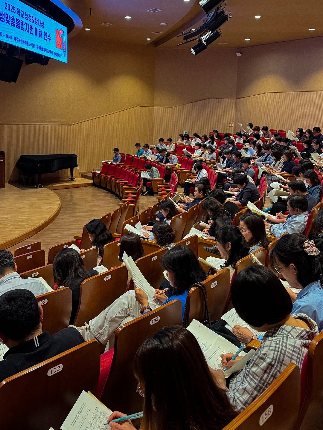 Photo by 이구현 on June 29, 2025. May be an image of one or more people, people studying, clarinet and crowd.