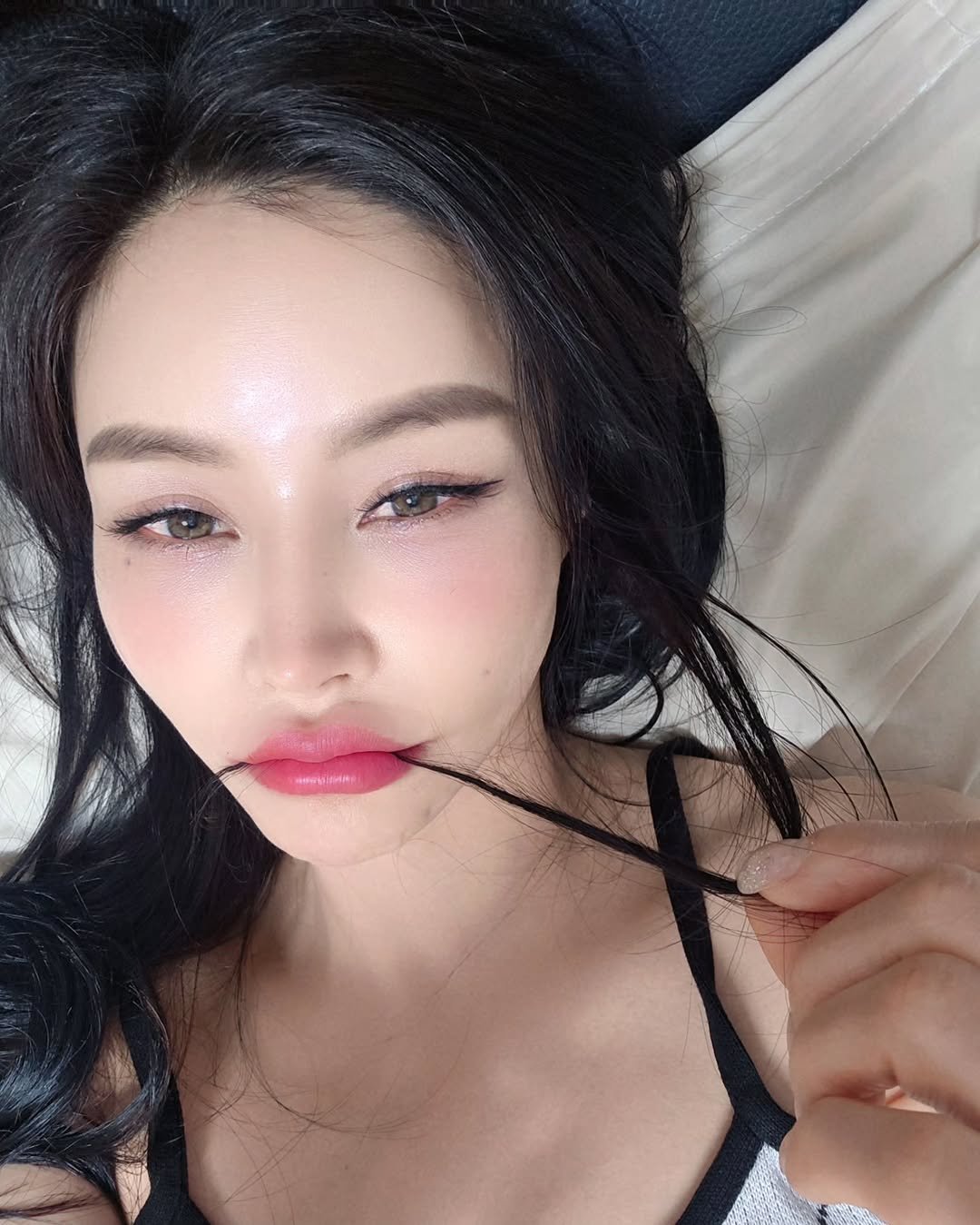 miyeonkwak 게시물 이미지: 봄이오려나 봄을타는가~정성들인 화장 아꿉당...
세수 안하고  자련다~...