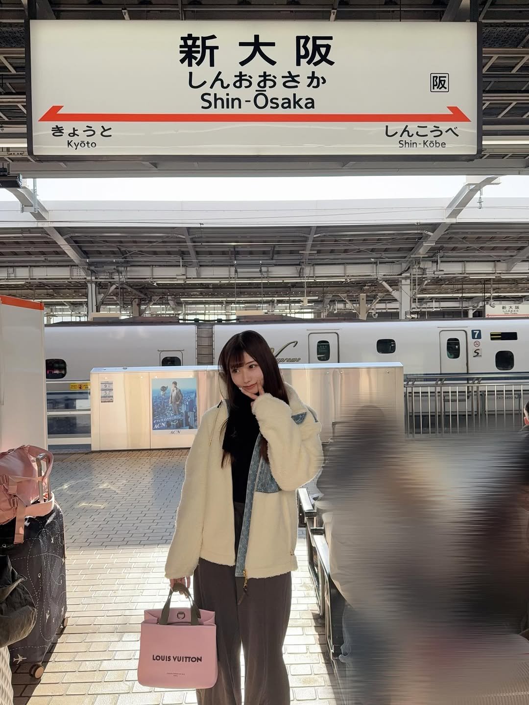 Photo by 逢沢みゆ（本物） on December 28, 2025. May be an image of train, duffle coat, parka, terminal and text that says '新大阪 阪 しんおおさか Shin-Osaka Osaka Shin- きょうと Ky6To 阪 しんこうべ Shin-Köbe Shin- 톤초분 អនុផ/ាលាម (ណ 9 7อฟ ฟ LOUISVUITTON LOUIS UITTON'.