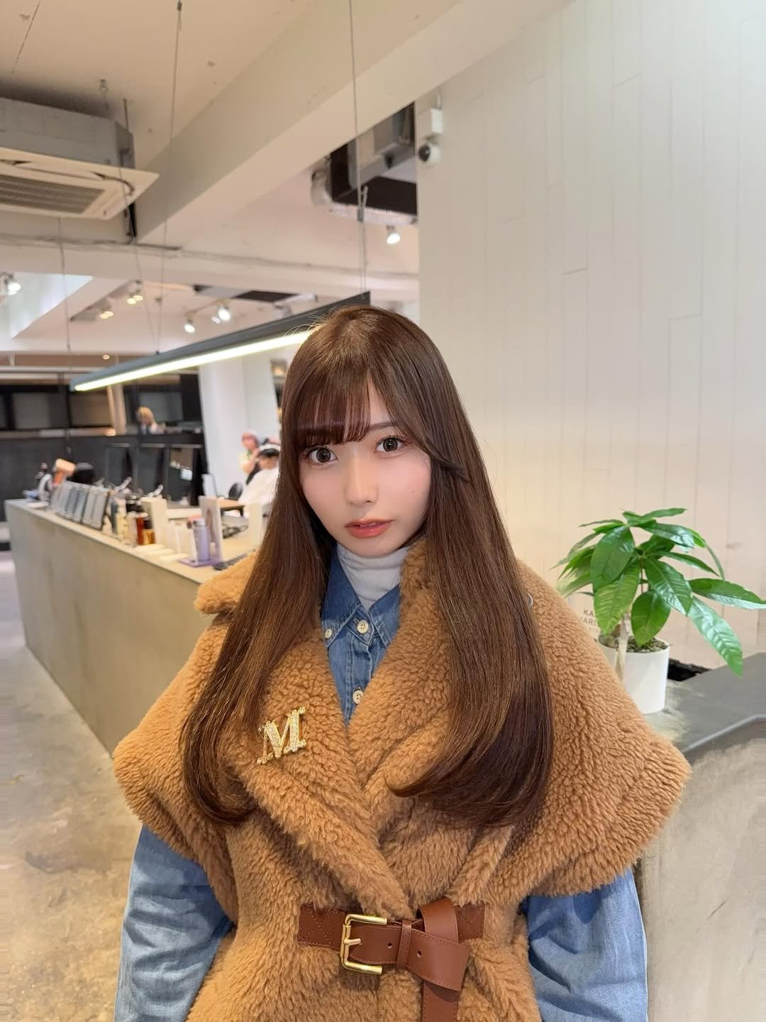 Photo by 逢沢みゆ（本物） on December 30, 2025. May be an image of one or more people, hair, duffle coat, overcoat, sable coat, goosedown coat, turtleneck, parka, jacket, cloak and text.