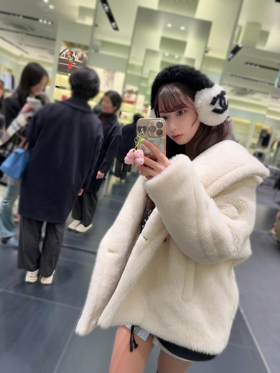 Photo by 逢沢みゆ（本物） on January 05, 2026. May be an image of duffle coat, overcoat, phone, hat, sable coat, goosedown coat, parka, jacket and text.