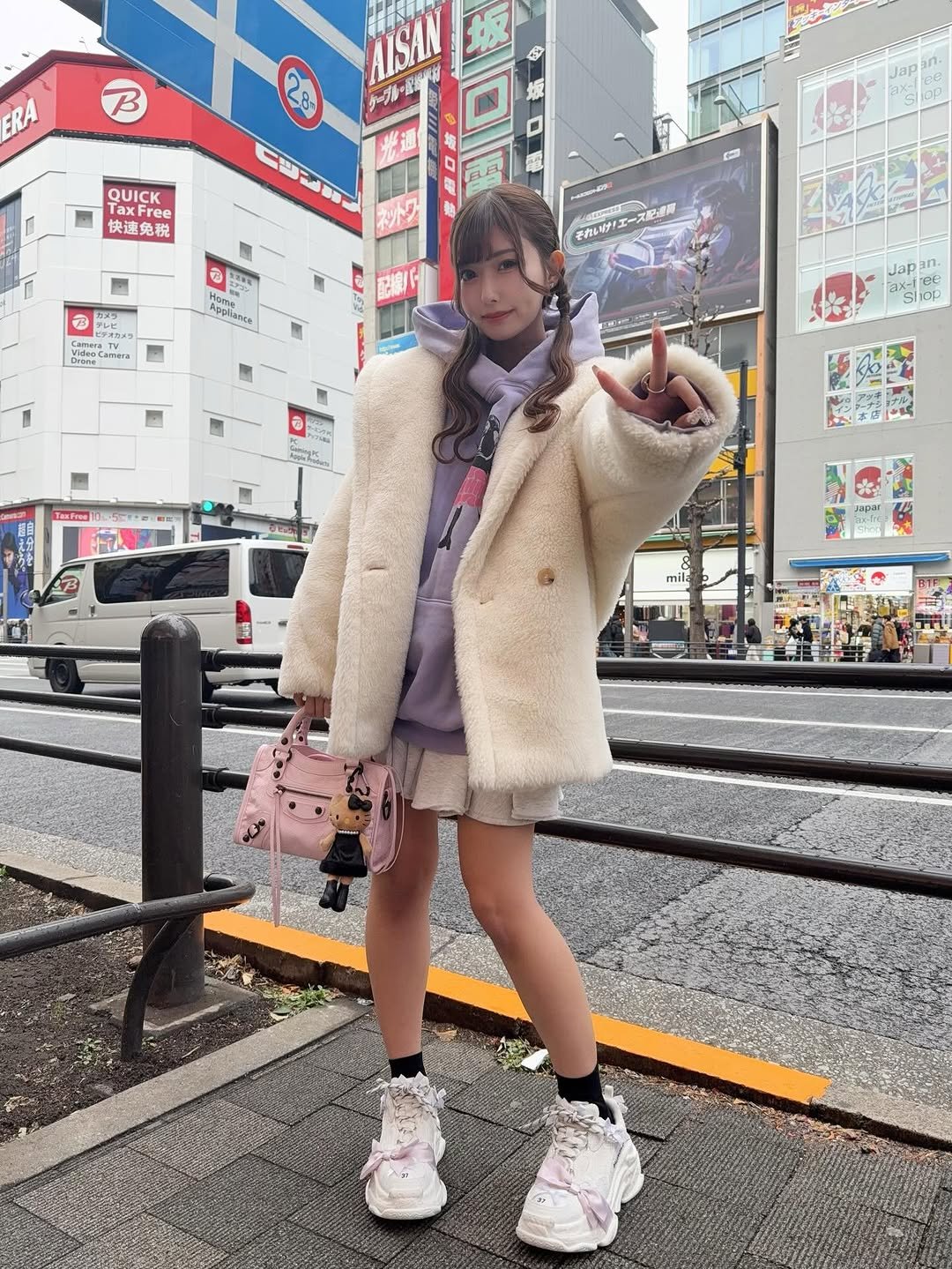 Photo by 逢沢みゆ（本物） on February 12, 2026. May be an image of duffle coat, overcoat, parka, fur, street and text.