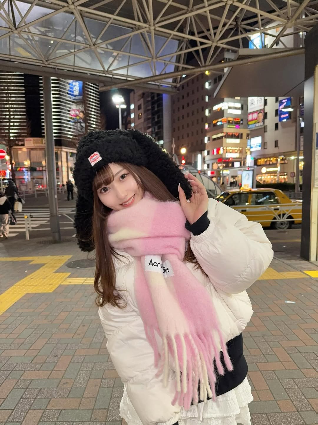 Photo shared by 逢沢みゆ（本物） on January 25, 2026 tagging @basicks.jp. May be an image of scarf, duffle coat, goosedown coat, fur, parka and text.