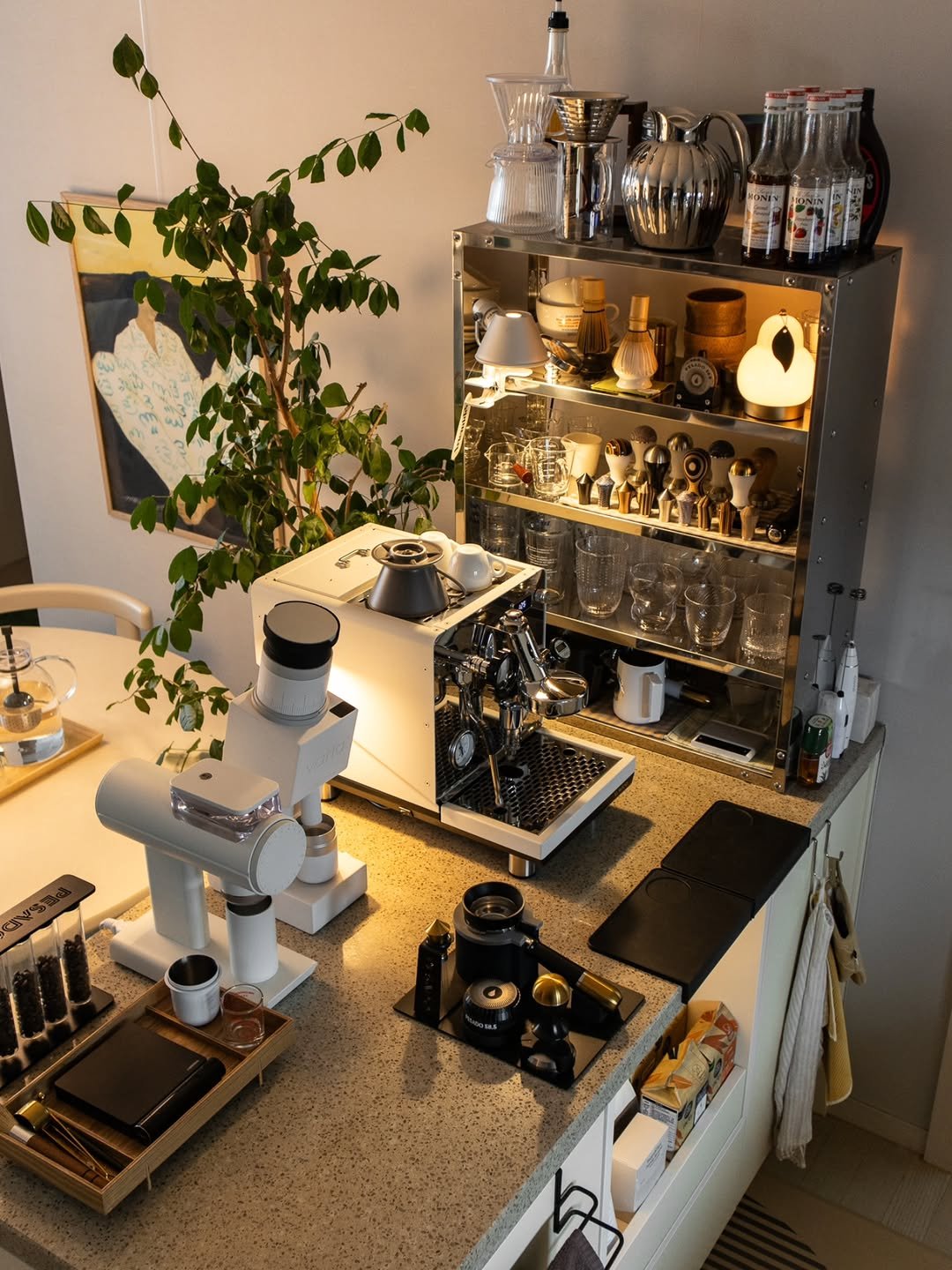 mm_fave 게시물 이미지: 새로운 커피 장비가 도착하긴 했는데...✨️
New coffee gear just...