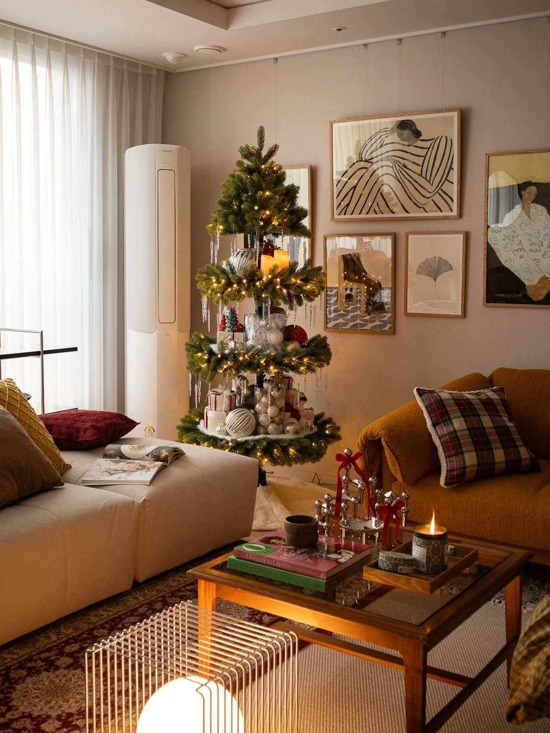 Photo shared by Megan | 메건's home on December 17, 2025 tagging @montanafurniture, @nordicnest.kr, and @wintersketch_official. May be an image of christmas tree, lighting, sofa, futon, living room, indoors and text.