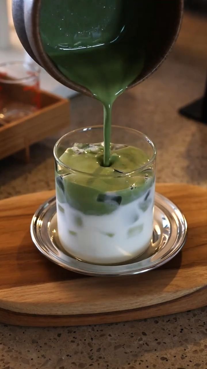 mm_fave 게시물 이미지: 말차 라떼 한잔 들고~🍵
Got my matcha latte ready~🥰

거실...