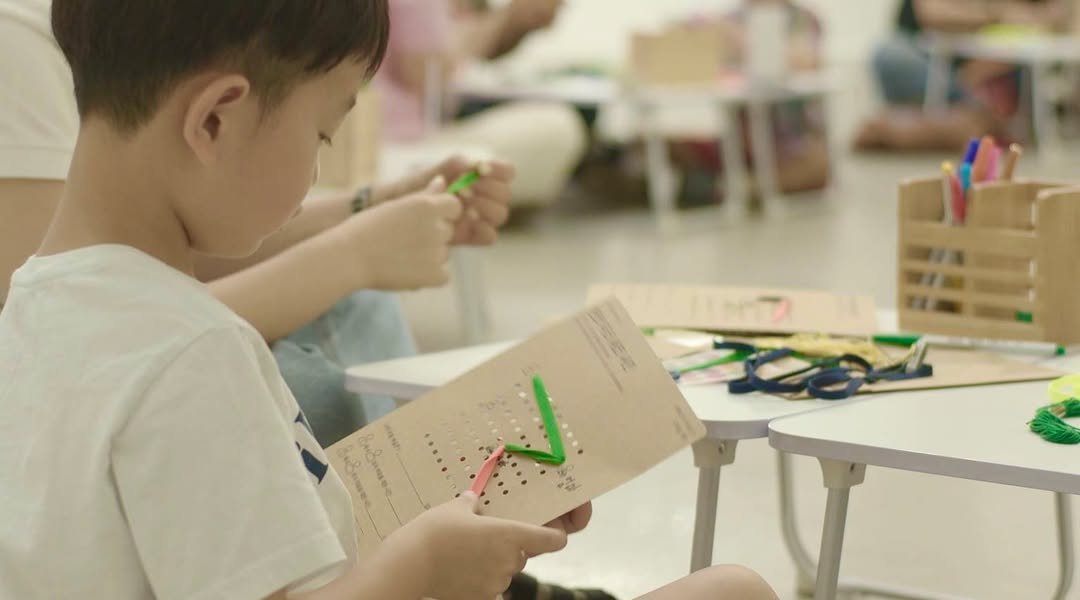 Photo by 국립현대미술관 미술관교육 on August 28, 2025. May be an image of 1 person, child, studying, childrens toy, lego and text.