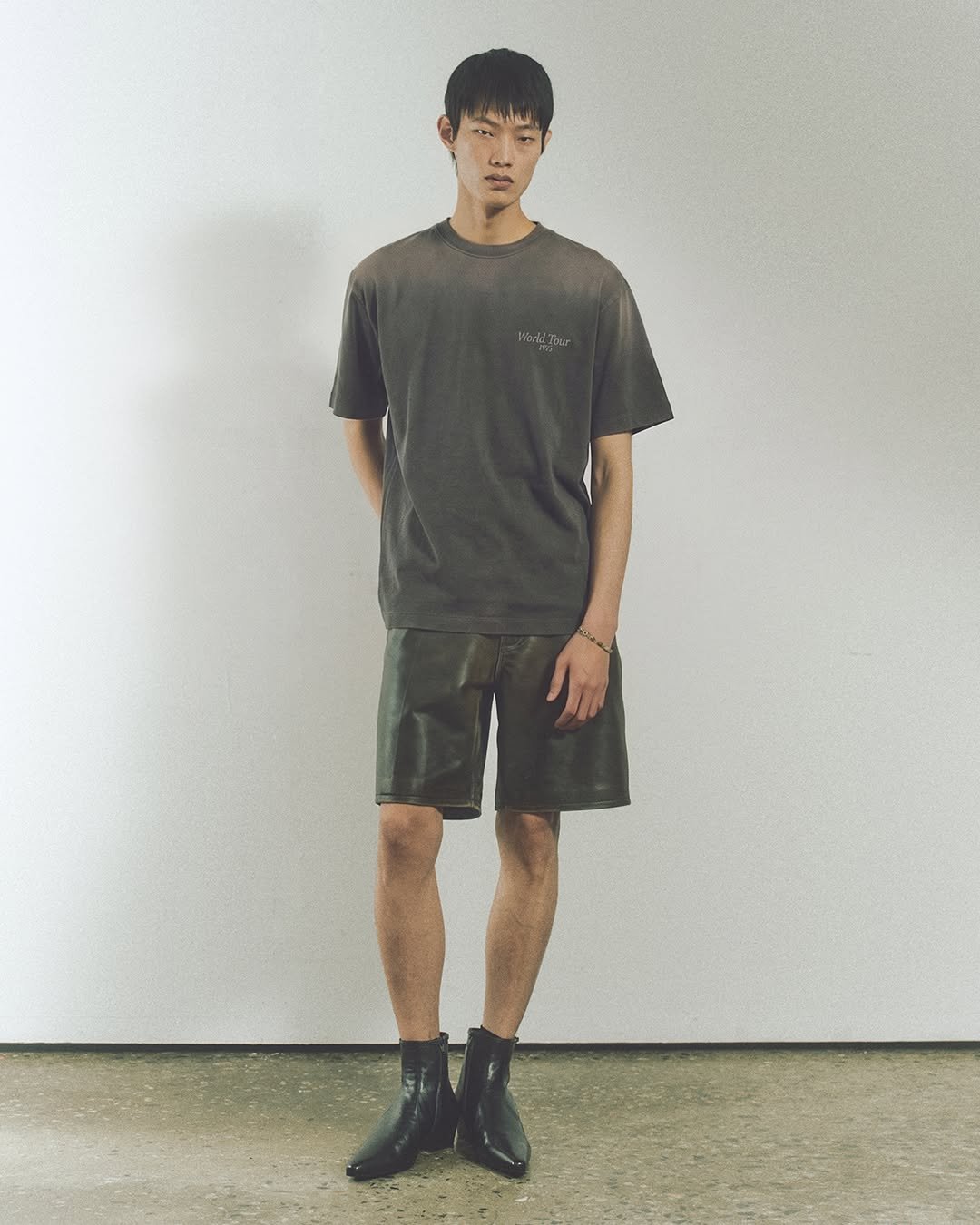 mmic_official 게시물 이미지: WORLD TOUR TEE & DEADEND SHORTS

양가죽의 크랙 질감과...