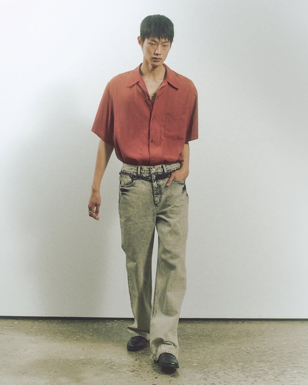 mmic_official 게시물 이미지: SUNDOWN SHIRT & OFF JEANS

SUNDOWN SHIRT와 벨트...